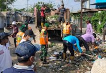 Satgas Sampah Koramil 01/Teluknaga Kodim 0510/Trs Bersihkan Tumpukan Sampah Desa Tegal Angus