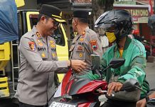 Sambut HUT RI ke-81, Kapolres Tegal Bagikan Bendera ke Masyarakat