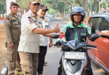Jelang HUT ke- 81 RI , Satpol PP Kabupaten Tangerang Bagikan 500 Bendera Merah Putih