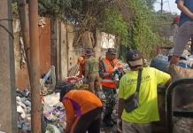 Satgas Sampah Kodim 0510/Trs Bersihkan Tumpukan Sampah di Desa Cibadak