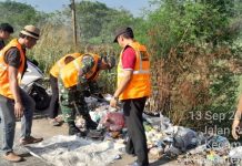 Satgas Sampah Kodim 0510/Trs Bersihkan Tumpukan Sampah di Desa Bakung