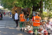 Komsos Sampah, Koramil 07/Kresek Angkut Sampah Bersama Warga