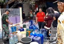 Koramil 01/Teluknaga Berikan Bantuan Air Bersih kepada Warga Terdampak Kemarau Panjang