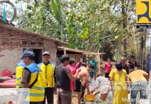 Koramil 03/Legok Salurkan Air Bersih dan Serahkan Toren kepada Warga Terdampak Kemarau