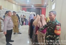 Babinsa Bojongkamal Monitoring Bantuan Pangan dari Bulog