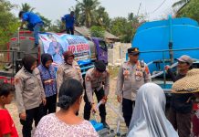 Polsek Kresek Polresta Tangerang Distribusikan Air Bersih ke Sidoko Gunung Kaler