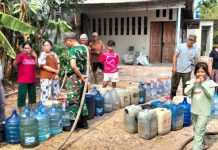Koramil 01/Teluknaga Salurkan Bantuan Air Bersih kepada Warga Terdampak Kemarau