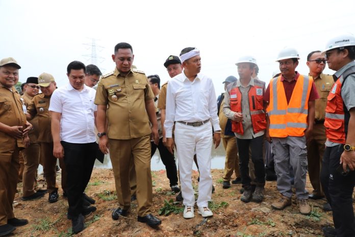 Gubernur Jawa Barat KDM bersama Bupati Bekasi Asep