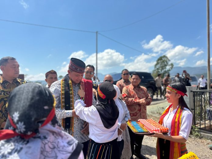Wali Kota Bekasi Tri Adhianto membantu warga terdampak bencana di Nusa Tenggara Timur (NTT).