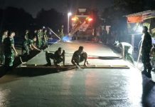 Satgas TMMD ke-130 Kodim 0510/Tigaraksa Cor Jalan hingga Malam Hari
