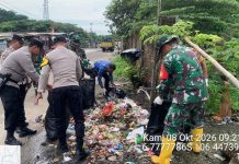 Koramil 05/Balaraja dan Polsek Bersama Masyarakat Bersihkan Tumpukan Sampah di Desa Tobat