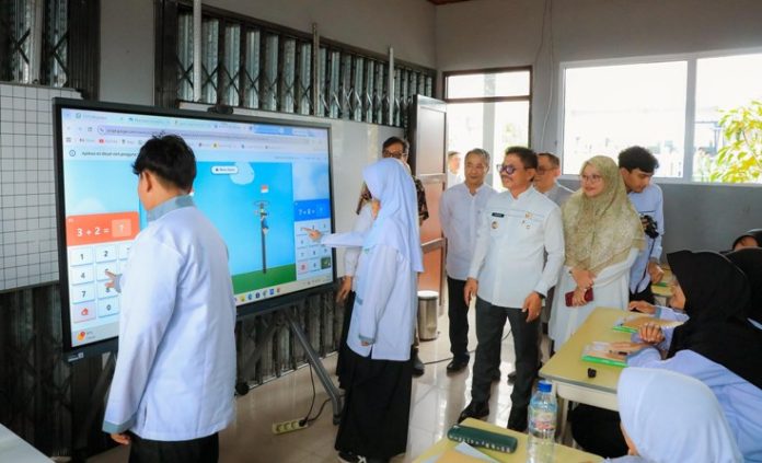 kunjungi sekolah